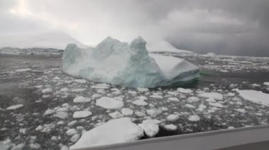 Antarktika'nın okyanusta gemisinden buz hareketi ile kar buzdağı ve buzul görüntülemek.