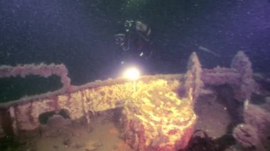 Scuba diver paslı enkaz batık üzerinde beach beyaz deniz Rusya'nın yakınındaki.