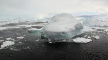 Hareket ve kar kıyı şeridi okyanus Antarktika buz.