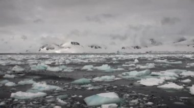 Hareket Buzdağı Antarktika okyanusta küresel ısınma yüzen bir buz.