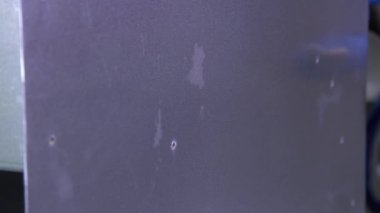 Fabrikada kaynak elektrik metal.