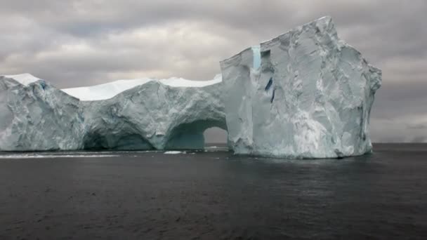 Arco de Darwin enorme iceberg glaciar único gigante en el océano de la Antártida . — Vídeo de stock