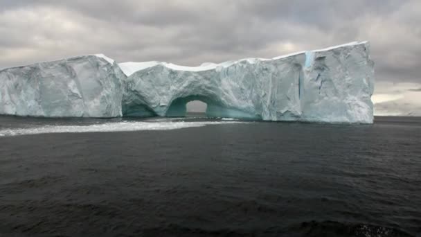 Bogen von Darwin riesiger einzigartiger Gletschereisberg im Ozean der Antarktis. — Stockvideo