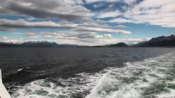 Spåra vågor på vatten från fartyg i Argentina. — Stockvideo