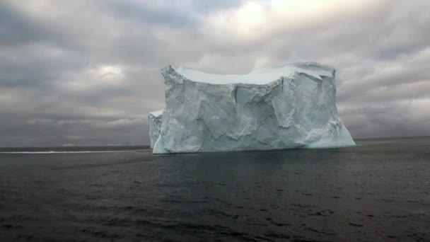 Velké unikátní ledovec ledovce v oceánu Antarktidy. — Stock video