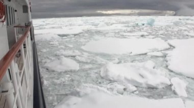 Antarktika'nın okyanusta gemisinden buz hareketi ile kar buzdağı ve buzul görüntülemek.