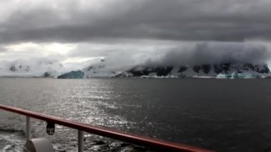 Antarktika'nın okyanusta gemisinden buz hareketi ile kar buzdağı ve buzul görüntülemek.