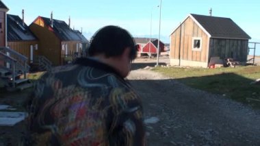 Arktik Okyanusu kıyısında şehirdeki insanlar.