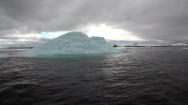 Hareket Buzdağı Antarktika okyanusta küresel ısınma yüzen bir buz.