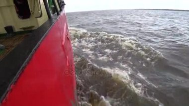 Dalgalar ve Kuzey Buz Denizi gemisiyle su yüzey görünümden yeni dünya Vaigach üzerinde.