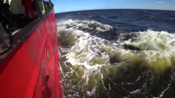 Golven en wateroppervlak uitzicht vanaf schip in de Noordelijke IJszee op de nieuwe aarde Vaigach. — Stockvideo