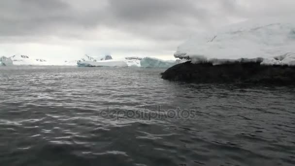 Mozgás és hó partvonala az Antarktisz-óceánon. — Stock videók