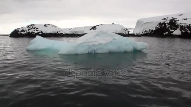 Snö kustlinje och is rörelse i havet av Antarktis. — Stockvideo