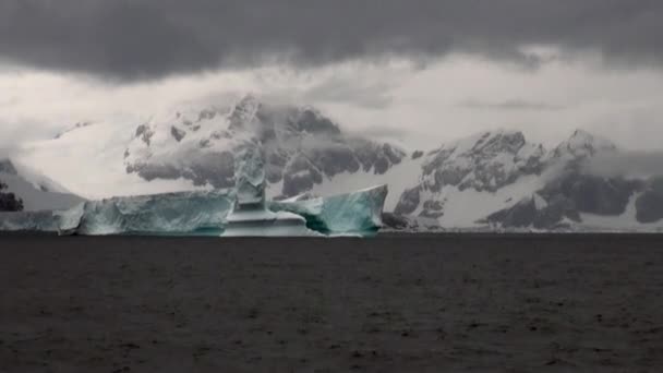 Lód lodowiec wybrzeże góry lodowej i śniegu w ocean Antarktydy. — Wideo stockowe