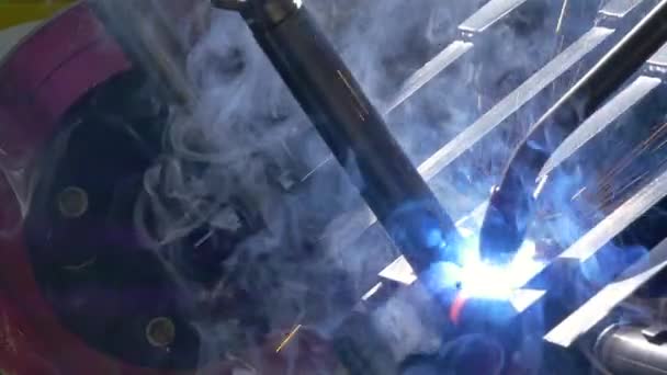 Robot de soldadura de argón láser de hierro metálico en cámara lenta de fábrica . — Vídeos de Stock