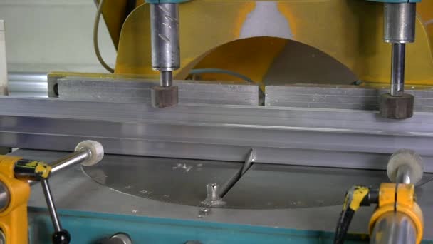 Cięcie metalu z piły na zautomatyzowane maszyny przez robota zwolnionym tempie. — Wideo stockowe