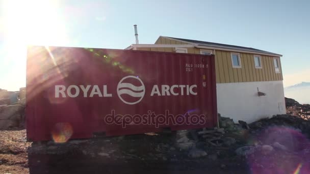 Haus in den Bergen am Ufer von Grönland im arktischen Ozean. ruhiger Ort. — Stockvideo