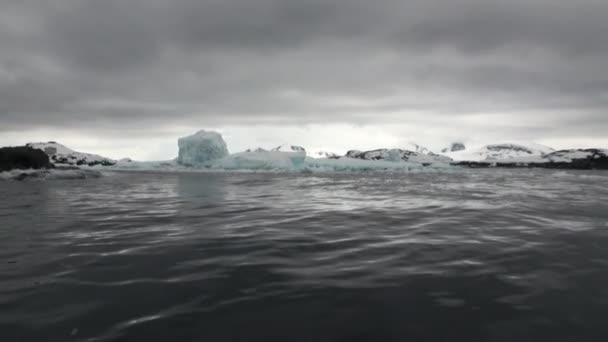 운동 및 남극 대륙의 바다에서 눈 해안선 얼음. — 비디오