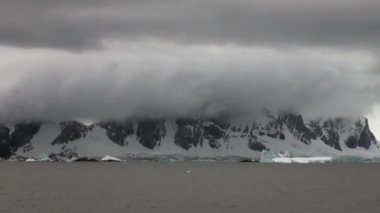 Buz buzul buzdağı ve kar kıyı şeridi okyanus Antarktika içinde.