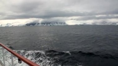Antarktika'nın okyanusta gemisinden buz hareketi ile kar buzdağı ve buzul görüntülemek.