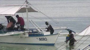 İnsanlar dalgıçlar arka plan Filipinler yeşil Pasifik kıyılarının teknede.