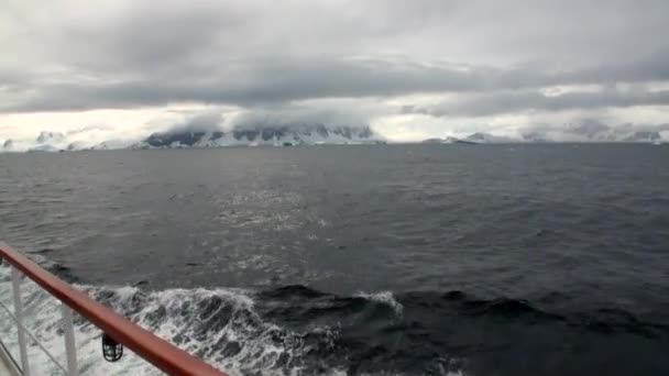 氷運動と雪氷山と氷河、南極の海の船から見る. — ストック動画