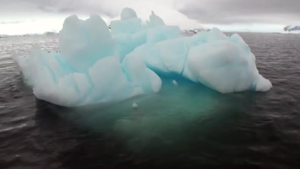 Iceberg del movimento del ghiaccio del riscaldamento globale galleggia nell'oceano dell'Antartide . — Video Stock