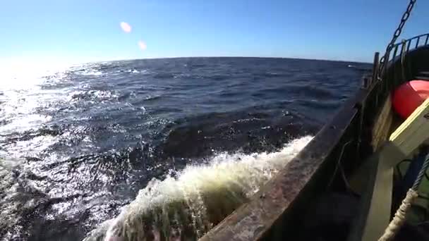 Vagues et vue sur la surface de l'eau depuis un navire dans l'océan Arctique sur la Nouvelle Terre Vaigach . — Video