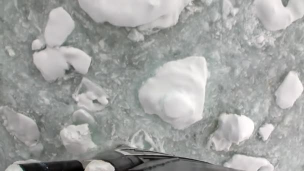 Picado de hielo movimiento rompehielos vista desde el arco del barco en el océano de la Antártida . — Vídeo de stock