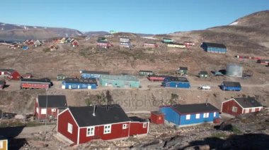 Evlerin Grönland Arktik Okyanusu kıyısında. Genel planı.