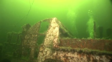 Scuba diver paslı enkaz batık üzerinde beach beyaz deniz Rusya'nın yakınındaki.