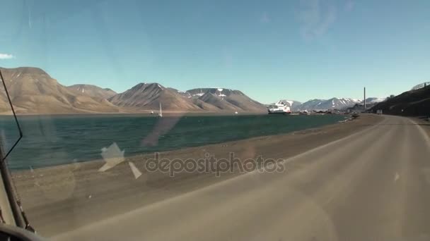 Carretera en la costa y barco en el Océano Ártico . — Vídeos de Stock