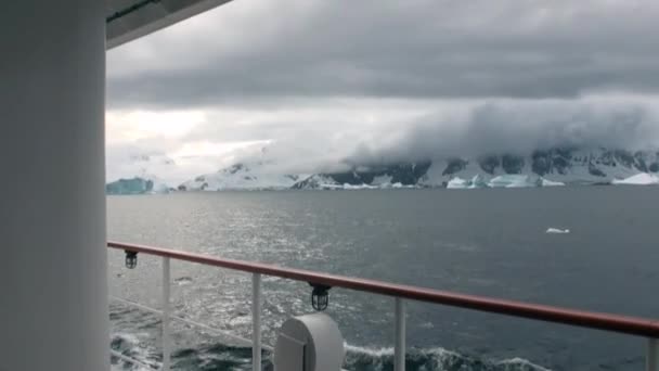 Beweging van ijs en sneeuw ijsberg en gletsjer uitzicht vanaf schip in zee van Antarctica. — Stockvideo