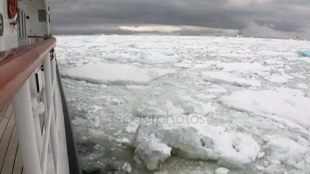 Ruchu lodu i śniegu góry lodowej i lodowiec widok ze statku w ocean Antarktydy. — Wideo stockowe