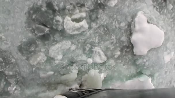 Picado de hielo movimiento rompehielos vista desde el arco del barco en el océano de la Antártida . — Vídeos de Stock