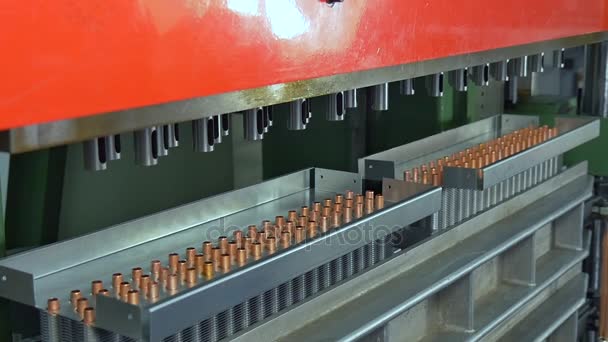 Производство металлических труб на промышленной машине с ЧПУ в замедленном режиме . — стоковое видео