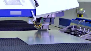 Otomatik makine üzerinde kıvırcık metal kesme robot düşündüm.