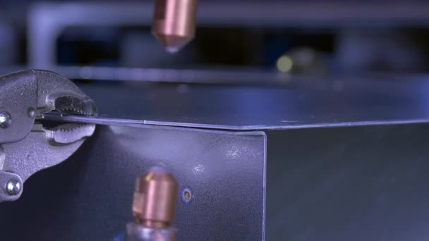 Metal elektrische lassen in slowmotion fabriek. — Stockvideo