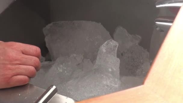 Ручна розбивка льоду в ресторані . — стокове відео