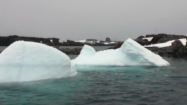 Nieve en la Estación Científica Antártica Académico Vernadsky . — Vídeo de stock