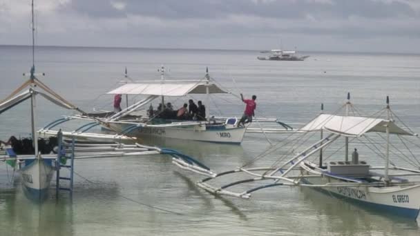 People on boat on background of green Pacific coast in Philippines. — Stock Video