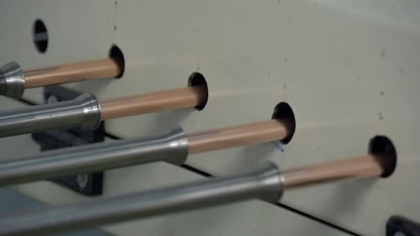 Fabrication de tubes métalliques sur machine CNC industrielle en usine au ralenti . — Video