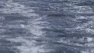 Türkiye deniz üzerinde bir motorlu tekne dalgalardan.