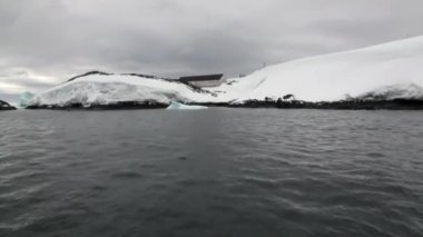 Evi su yüzeyi ve çöl kar kıyı şeridi okyanus Antarktika içinde terk.