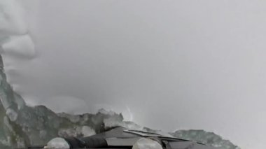 Buz yay Antarktika okyanusta gemi hareket Buzkıran görünümünden doğrama.