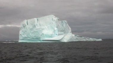 Büyük benzersiz buzul Buzdağı Antarktika okyanusta.