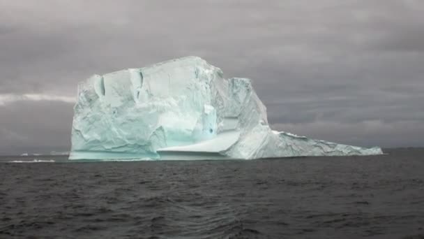 Enorme iceberg glaciar único en el océano de la Antártida . — Vídeos de Stock