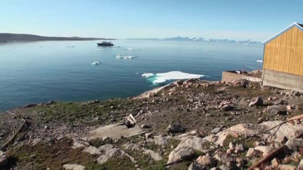Yachts on background of icebergs and ice in the Arctic Ocean. View from shore. — Stock Video