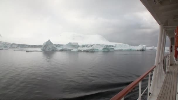 Mouvement des glaces et iceberg des neiges et vue sur les glaciers depuis un navire dans l'océan Antarctique . — Video