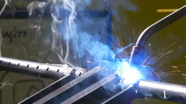 Metallo ferro laser argon saldatura robot in fabbrica rallentatore . — Video Stock